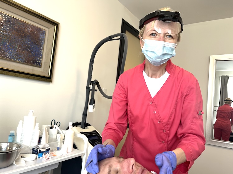 Endosphères Facial for Sculpting and De-Puffing in Toronto Client receiving Endosphères facial to sculpt and refresh face